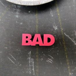 Holzwort BAD, neonpink