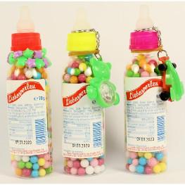 Babyflasche mit Bonbons