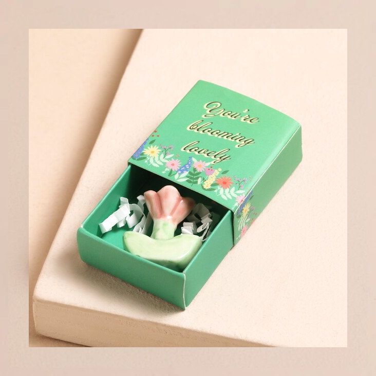 Kleiner Matchbox-Keramik-Token Blume